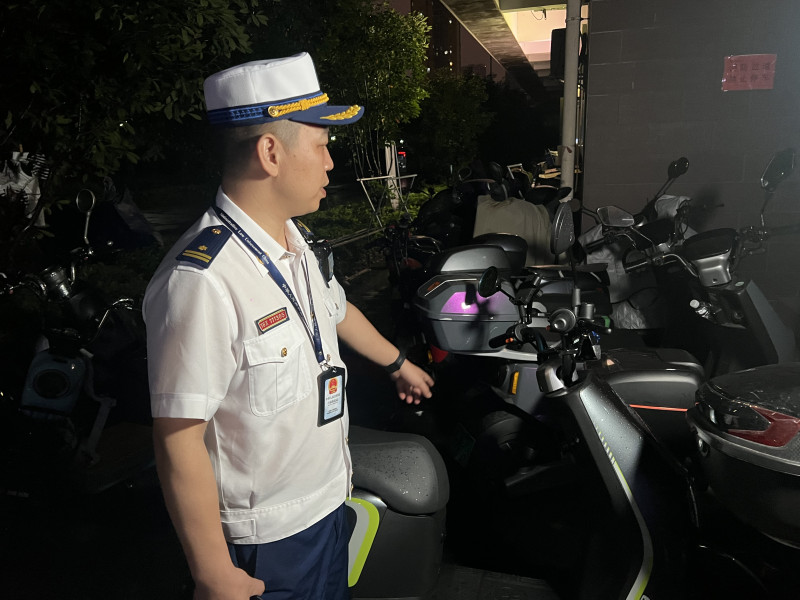小区楼栋的疏散通道都被电动自行车占用。长沙晚报通讯员 余娜娜 供图