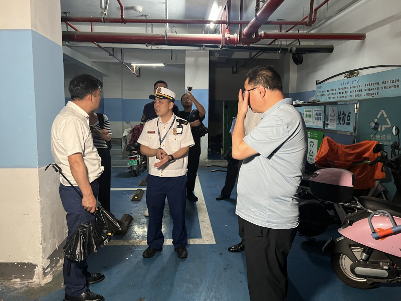 小区地下车库里随意停放电动自行车。长沙晚报通讯员 余娜娜 供图