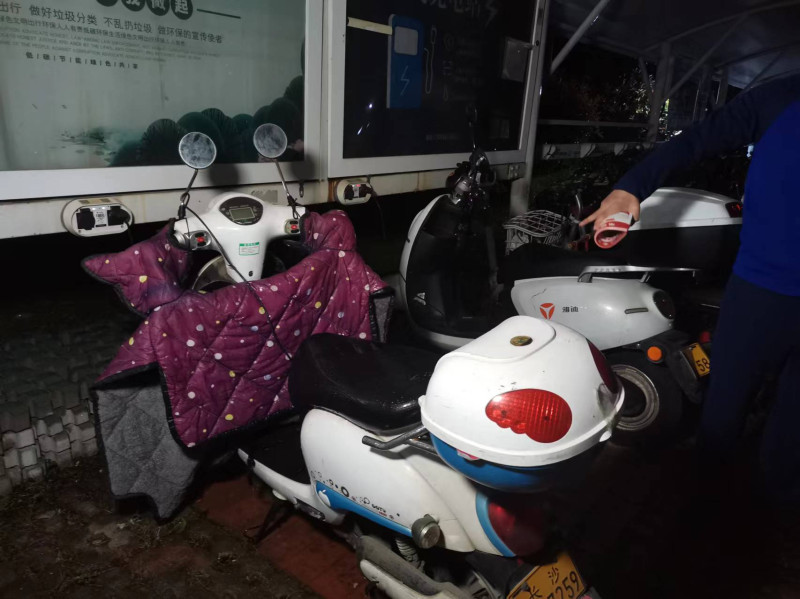 电动自行车充电棚漏水，底下是正在充电的电动自行车，安全隐患极大。长沙晚报全媒体记者 罗悦 摄