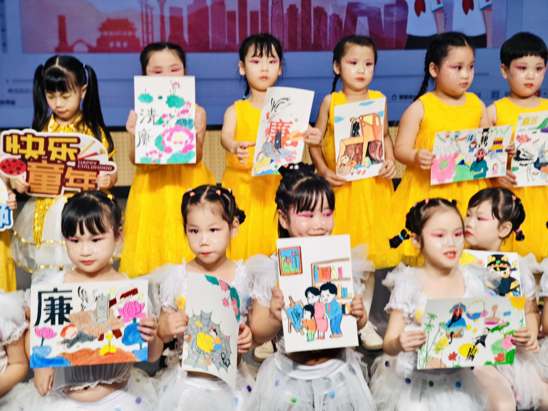 孩子们展示“童心绘廉”作品。