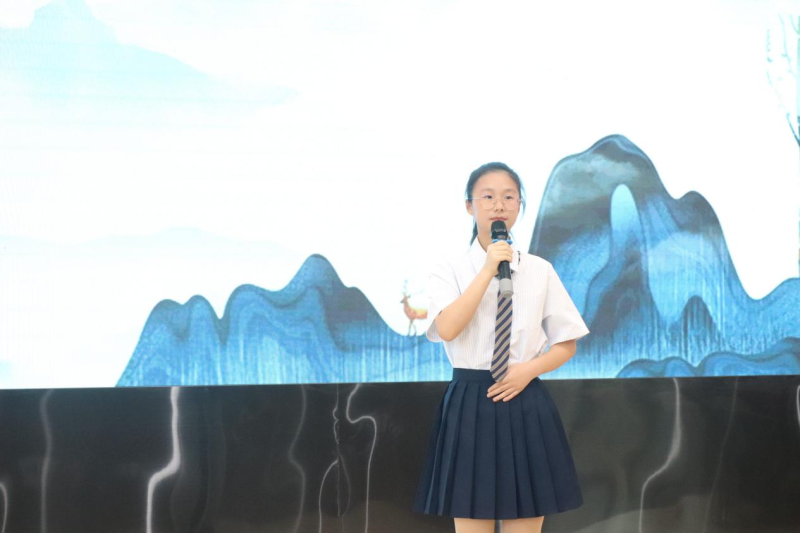 一名“雷小锋”在讲述雷锋故事，分享读书体会。