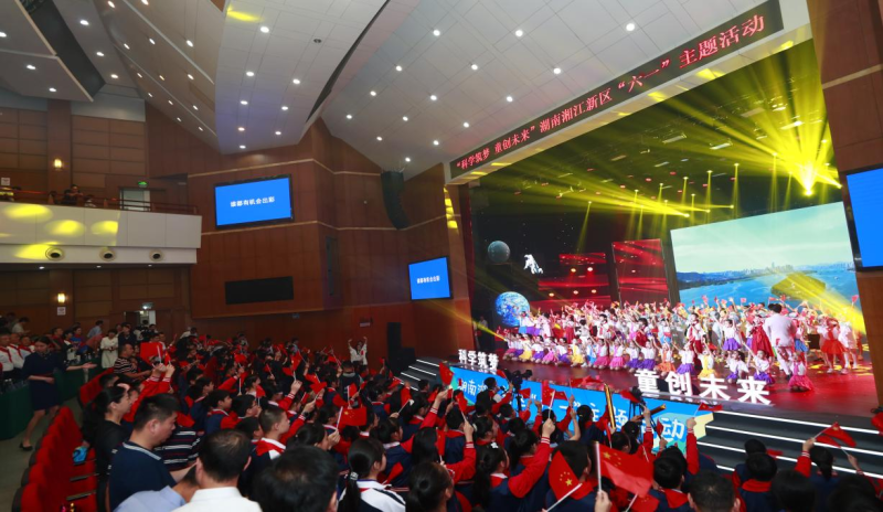 活动在全场大合唱《强国一代有我在》的铿锵旋律中落下帷幕。