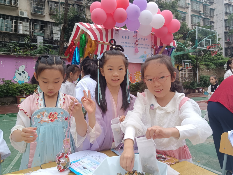 仰天湖小学举行“童享职趣 遇见未来”生涯游园会暨“六一”庆祝活动。均为长沙晚报通讯员 管添芷 供图