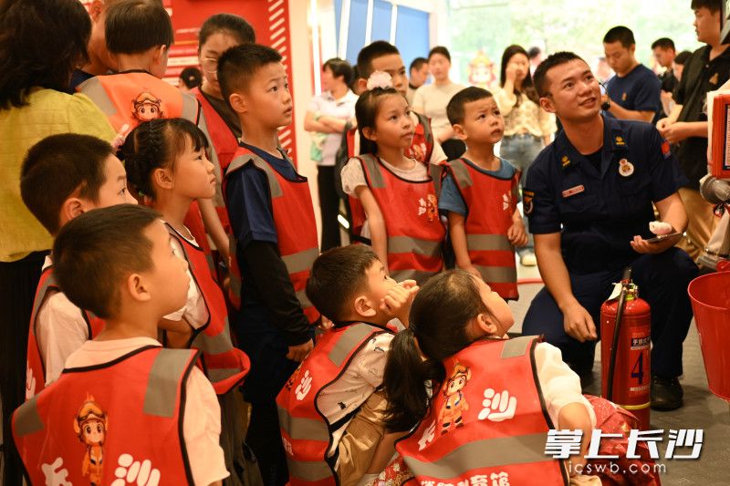 小队员们争先恐后地来到各个展区学习消防知识。