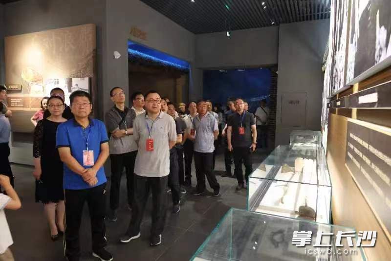 6月2日下午,社长、总编一行走进开封博物馆,深入了解开封的历史变迁、荣耀与辉煌。  均为活动主办方供图 6月2日下午,社长、总编一行走进开封博物馆,深入了解开封的历史变迁、荣耀与辉煌。  均为活动主办方供图