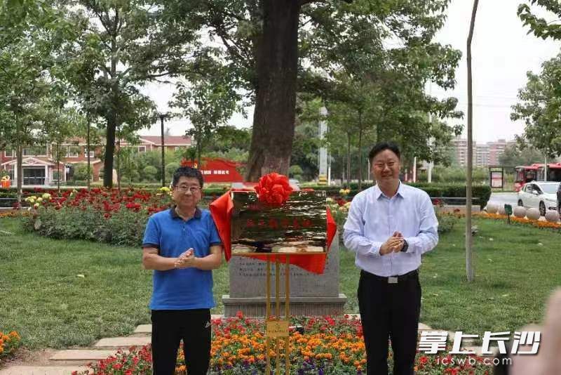 6月2日上午,在焦桐广场上,“中国晚报工作者协会红色教育基地”“中国晚报工作者协会穆青新闻研究基地”揭牌仪式举行。 6月2日上午,在焦桐广场上,“中国晚报工作者协会红色教育基地”“中国晚报工作者协会穆青新闻研究基地”揭牌仪式举行。