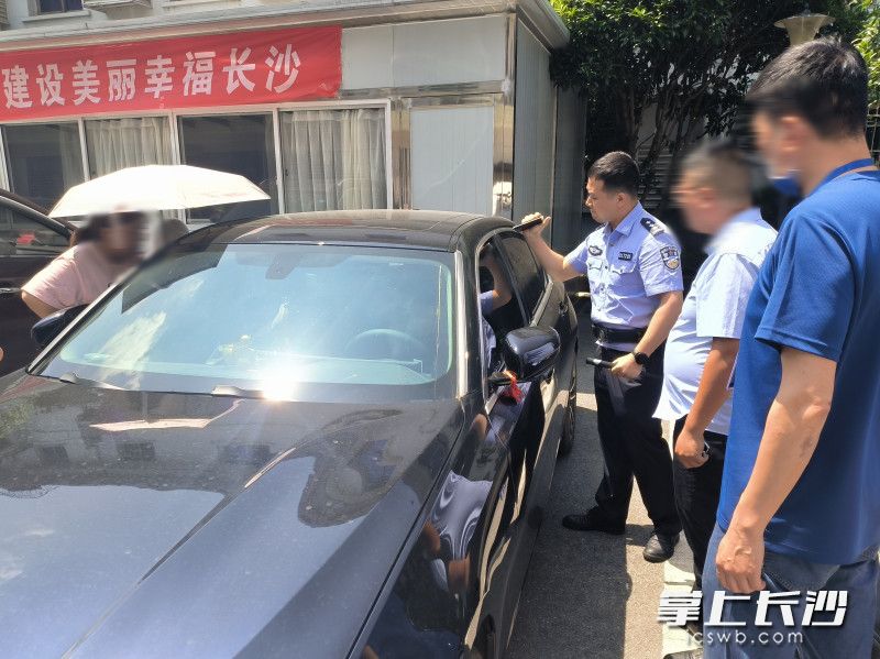 民警砸车窗救人。 长沙晚报通讯员 唐采苓 供图