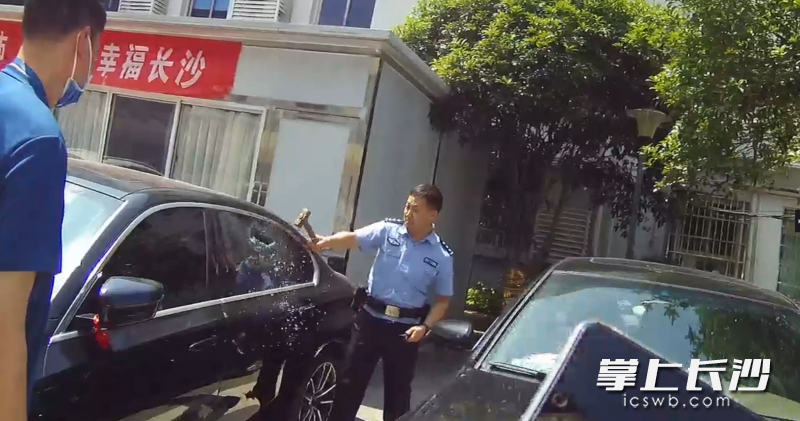 民警砸车窗救人。  长沙晚报通讯员 唐采苓 供图