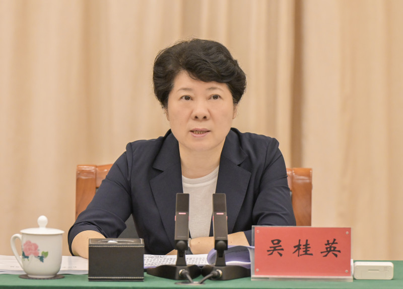 省委常委、市委书记吴桂英主持会议并讲话。