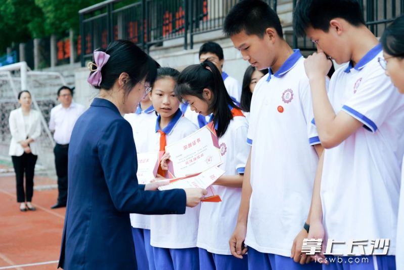 长沙市实验中学在“以爱心之名，谱青春华章”爱心义卖活动中表现突出的集体和个人受到表彰。