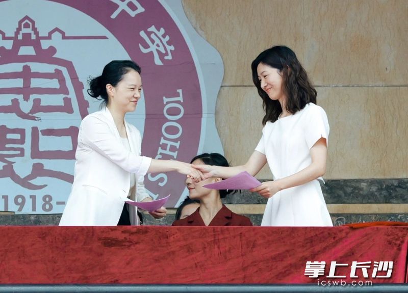 长沙市实验中学与湖南雷锋纪念馆“雷小锋”大德育馆校合作项目签约。  长沙晚报通讯员 刘懿夫 摄
