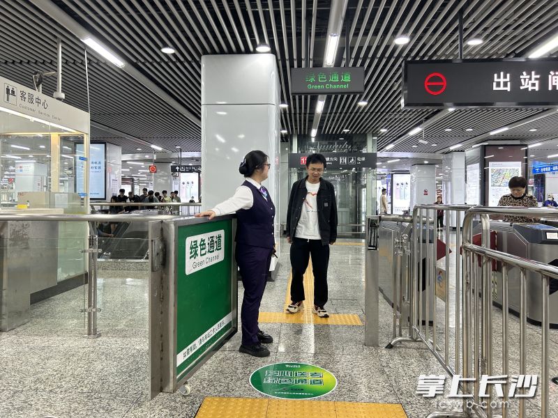 长沙地铁各站点设置“考生绿色通道”，工作人员将引导考生优先通过安检。 长沙晚报通讯员 李智深 供图