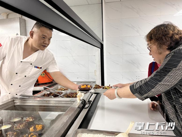 火车站社区“银龄餐厅”重装试营业，陆陆续续赶来就餐的老人对菜品赞不绝口。均为长沙晚报全媒体记者颜家文摄