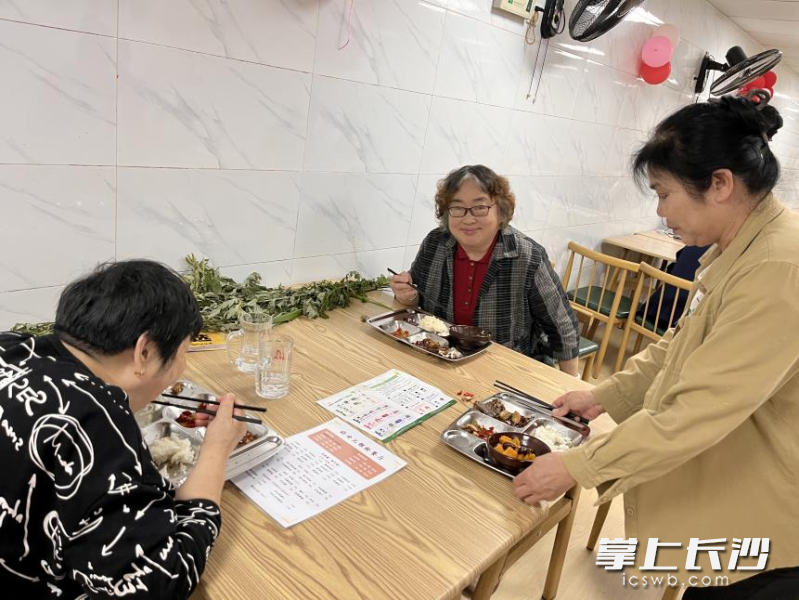 经过精心设计和装修，银龄餐厅焕然一新，用餐大厅宽敞明亮，座椅舒适整洁。