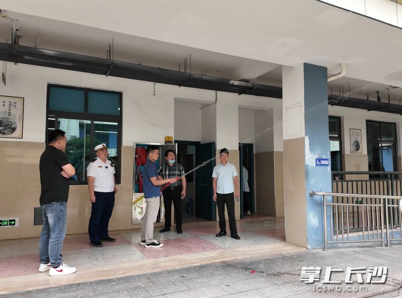 消防监督员随机对宿管人员能否熟练操作灭火器材和引导疏散逃生进行抽查。  均为长沙晚报通讯员张佳欣供图