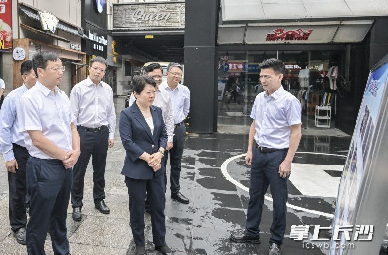 6月5日上午，省委常委、市委书记吴桂英来到天心区“城市经典”商住楼联合整治项目，调研城市运行安全工作和人流密集场所商住楼违建整治工作。均为长沙晚报全媒体记者 余劭劼 摄