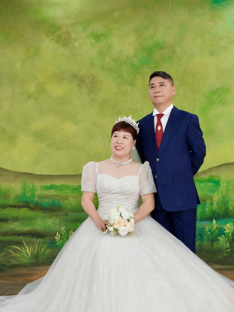 西式婚纱礼服一穿，浪漫不逊年轻人。