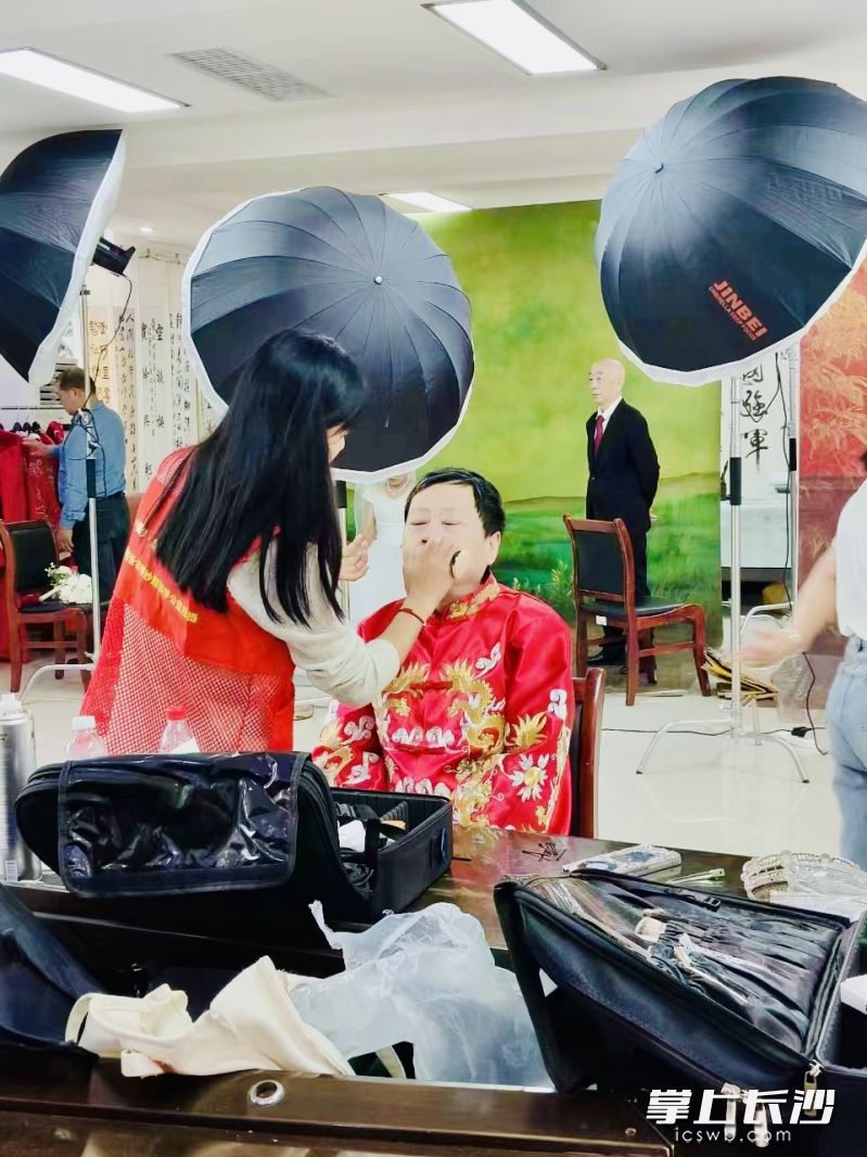 穿上大红礼服，美美化个妆，圆梦婚纱照重温甜蜜。 均为长沙晚报通讯员高雅琴供图