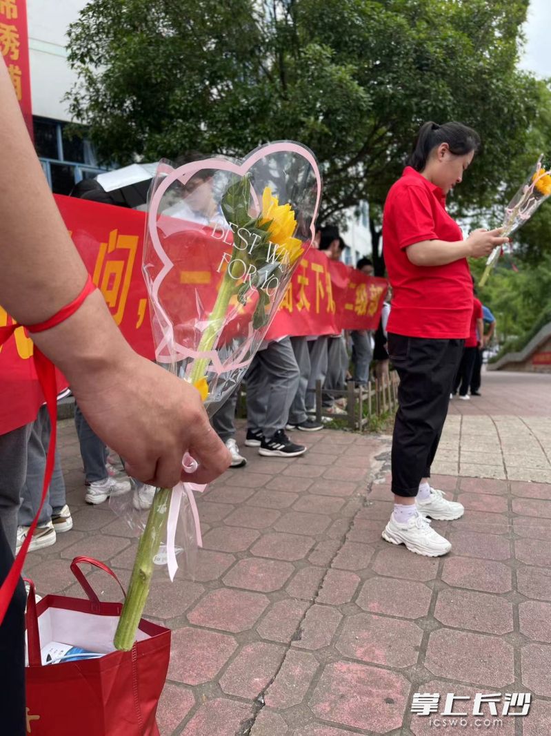 红丝带、向日葵，寄托了老师满满的祝福。
