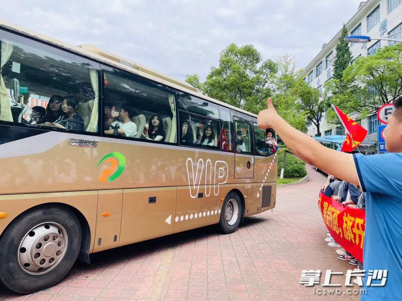 同升湖高中老师点赞为高三学子送行。长沙晚报全媒体记者 岳霞 摄