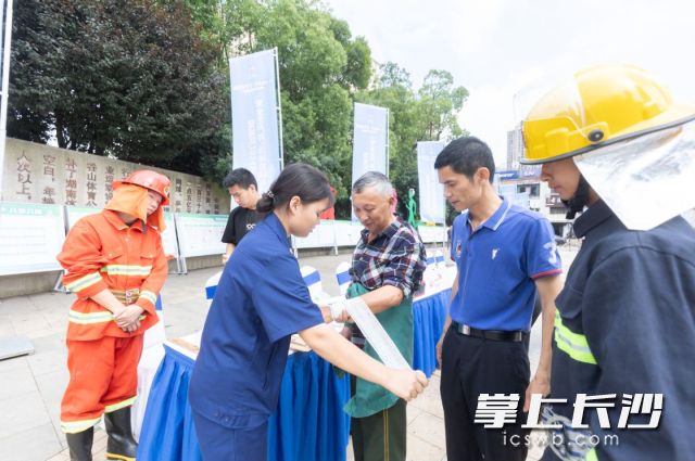 居民现场学习、体验救援。