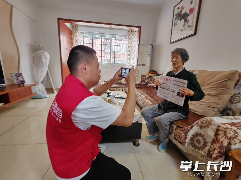 网格员刘超上门帮助八旬老人刘艳霞进行资格认证。