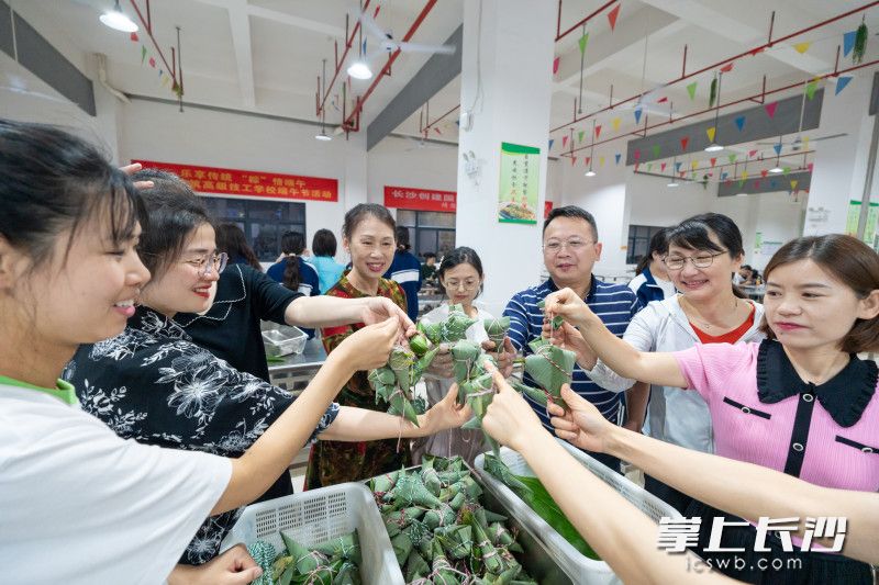 比一比谁的粽子包得好。