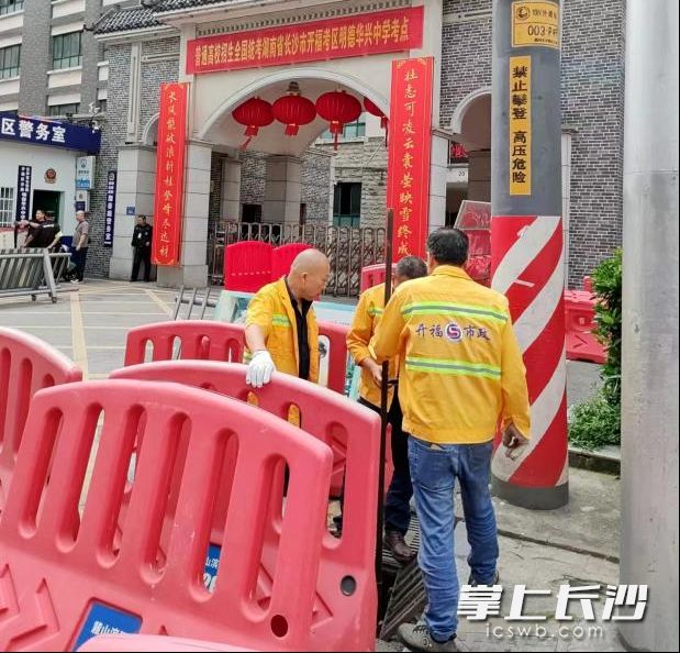 开福区市政部门对学校周边人行道和泄水井等市政设施进行全面维护。  开福区市政设施维护中心供图