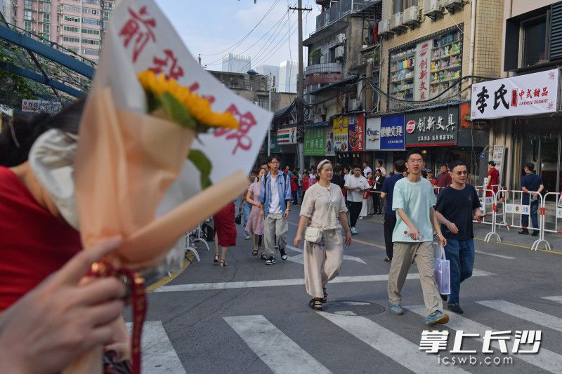 今日上午，长郡中学考点外，考生面色轻松，有序入场。   均为长沙晚报全媒体记者王志伟摄