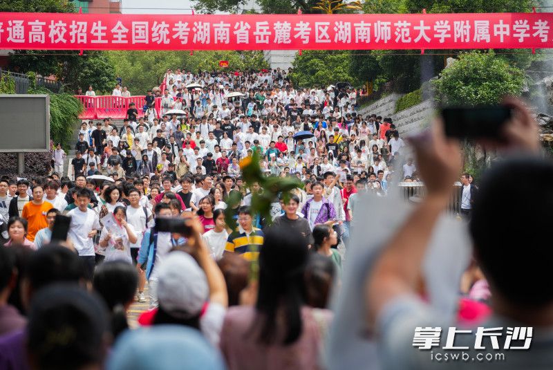 湖南师大附中考点，上午语文考试结束后，考生们自信地走出考场。