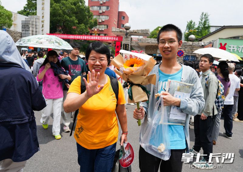 湖南师大附中考点，上午语文考试结束后，家长接到考生，有说有笑。