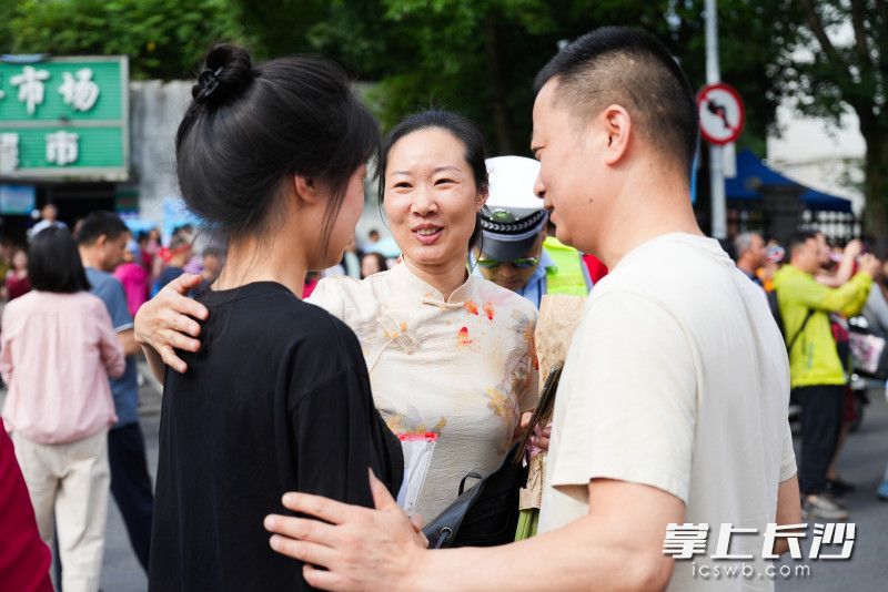湖南师大附中考点，进考场前，家长与考生相互拥抱鼓励。  均为长沙晚报全媒体记者邹麟摄