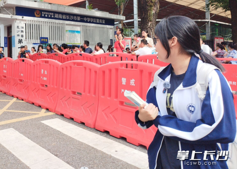 身穿长沙市第一中学校服的小彭,目送同学和朋友进入考场。 身穿长沙市第一中学校服的小彭,目送同学和朋友进入考场。