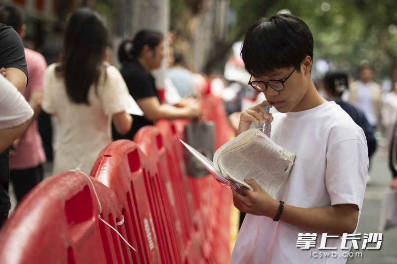 一位考生抓紧时间再强化一下知识。