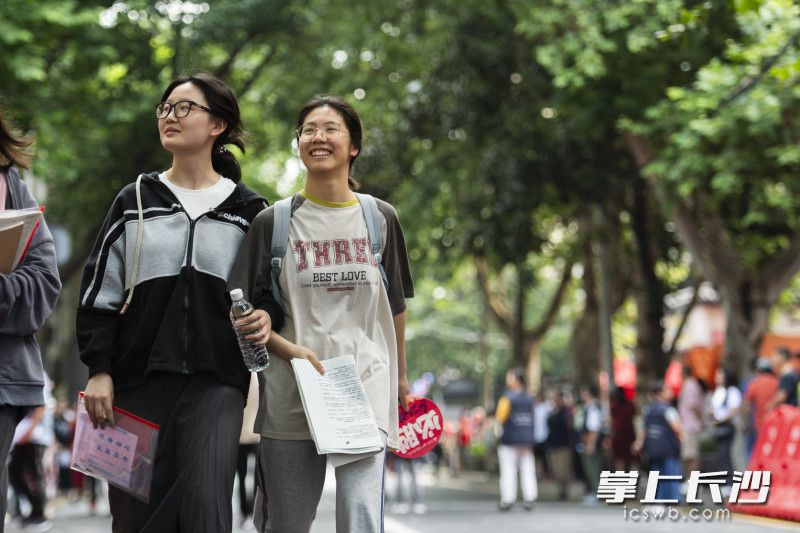 6月7日上午考试前，考生们高兴地走入考场。