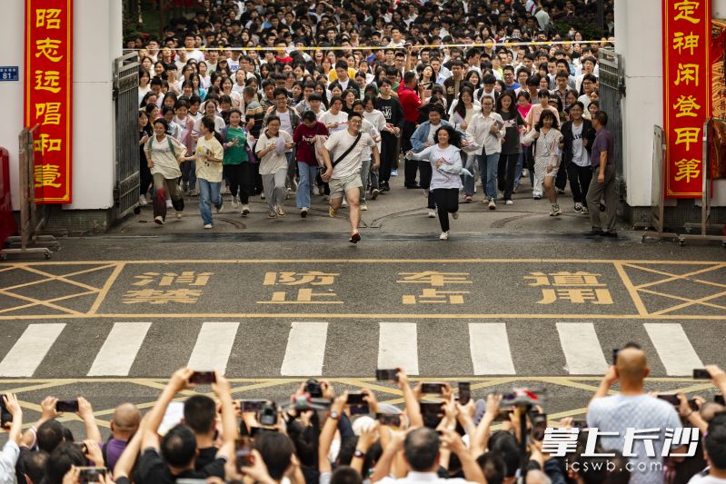6月7日，在长沙市一中考点，完成下午数学考试的考生飞奔出考点，2024年湖南高考结束了首日的考试。