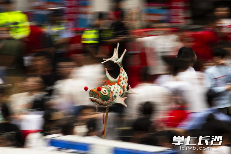 一位妈妈花20余天给女儿做了5个吉祥物，为了给她带来惊喜。