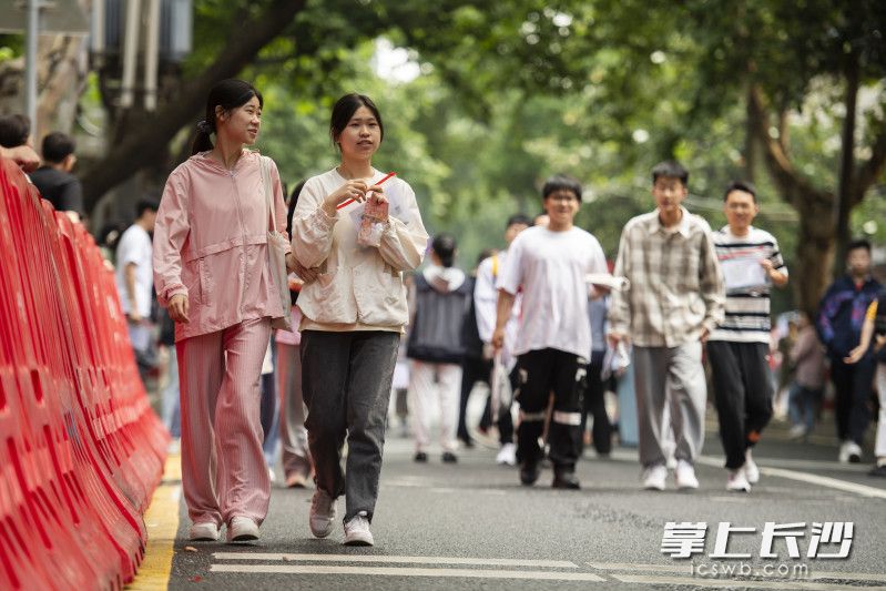 6月7日上午考试前，考生们走入考场。