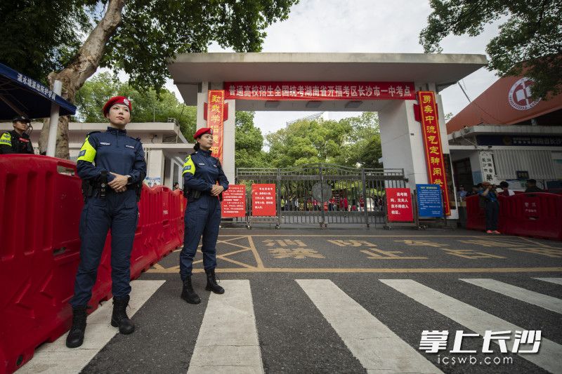 6月7日，长沙市一中考点，英姿飒爽的女特警在门口护考。