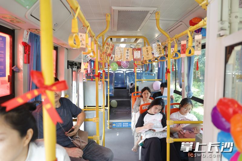 11路公交车车厢内被装扮了一番，挂着不少励志词句。 长沙晚报通讯员 樊轩 供图