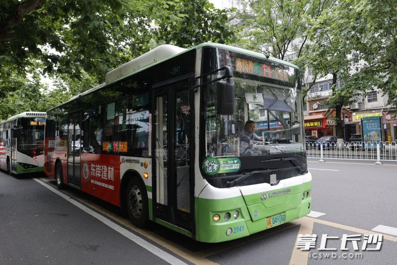 贴着爱心送考绿色通行证标识的11路公交车。 长沙晚报通讯员 樊轩 供图
