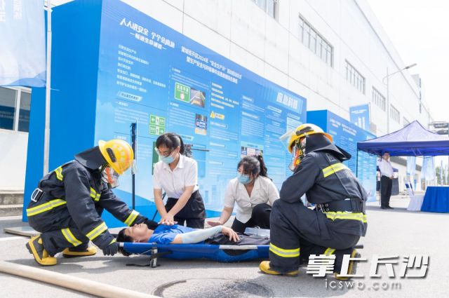模拟救治伤员。