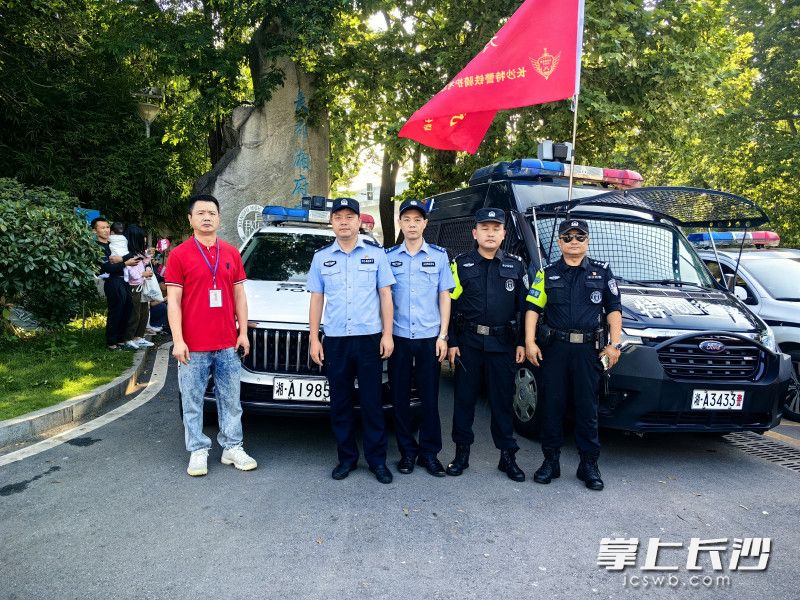 “985”警车送考。长沙晚报通讯员 宋玥 供图