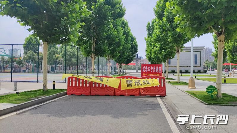 记者在考点封闭区域警戒线以外探访。