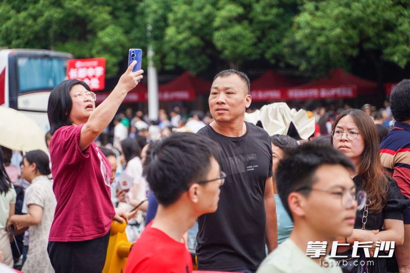 考生出考场，家长焦急地在人群中寻找自家孩子。 