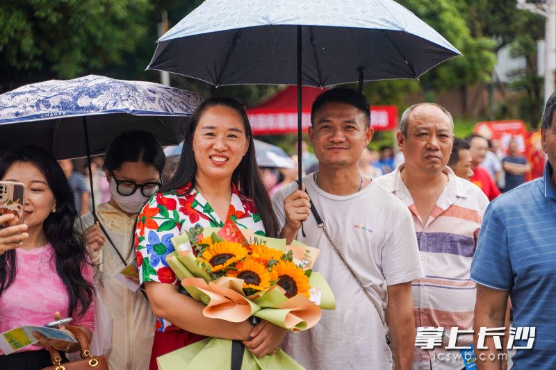 乐观且充满自信的家长们等候着孩子出考场。