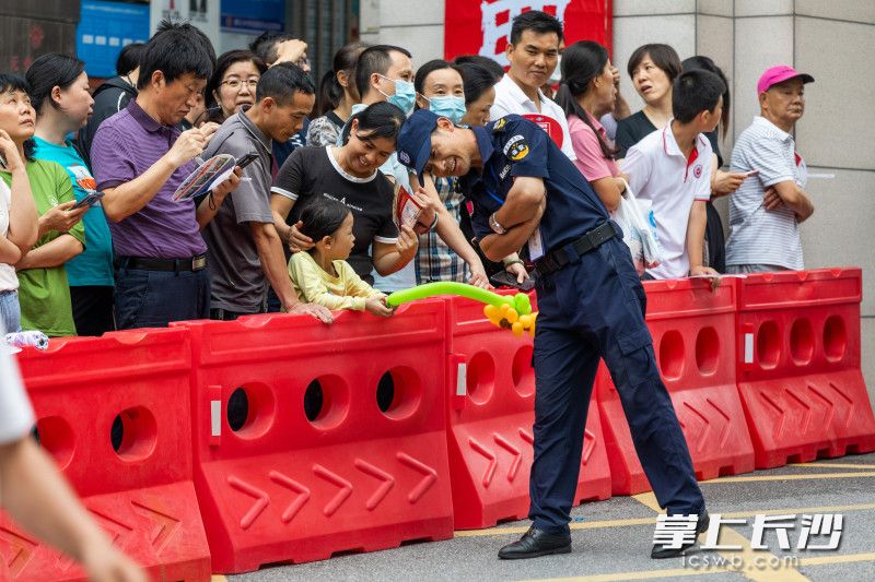 高考第二天，长沙市雅礼中学考点外聚集许多家属。均为长沙晚报全媒体记者 董阳 摄