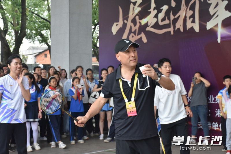 在湘阴左宗棠学校，李永波现场传授羽毛球独门技巧。长沙晚报通讯员 杨令 供图