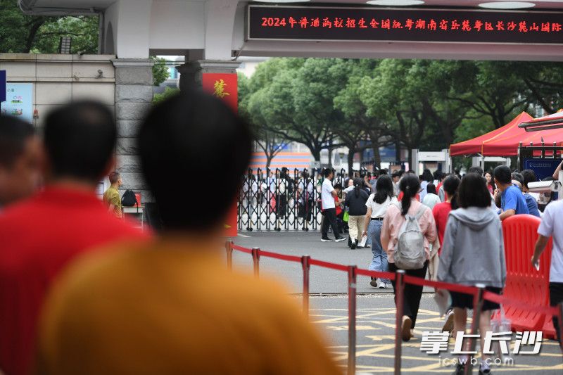 家长们目送考生进入考场。