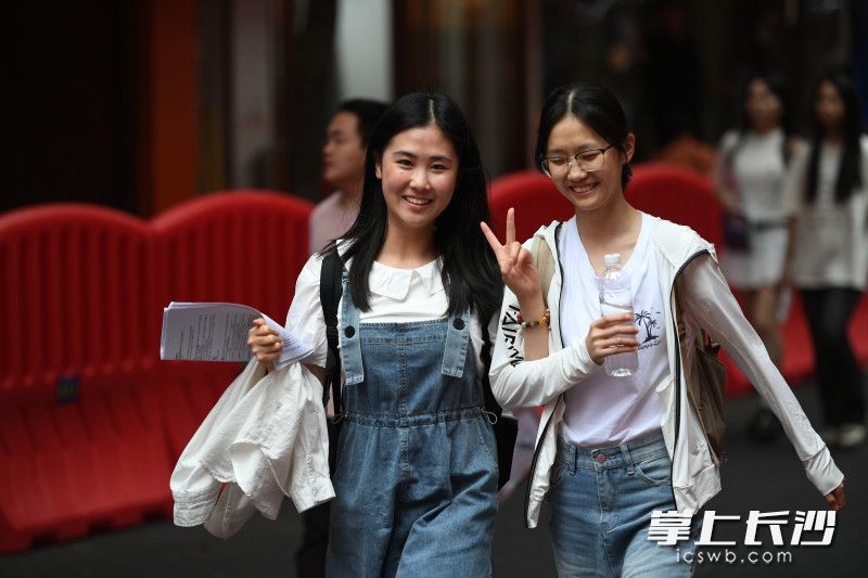 考试们面带笑容走在前往考场的路上。